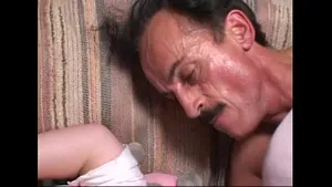 Belle-fille baisée par beau-père et son ami - Plan à 3