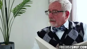 Vloggeuse utilisée par des papys pervers en gang-bang