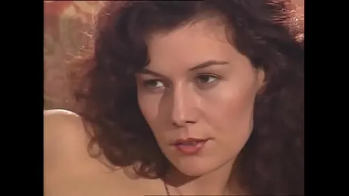 Brune cochonne baisée par deux grosses bites bien raides