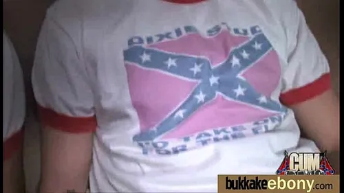 Blackette baisée par gang et reçoit bukkake facial