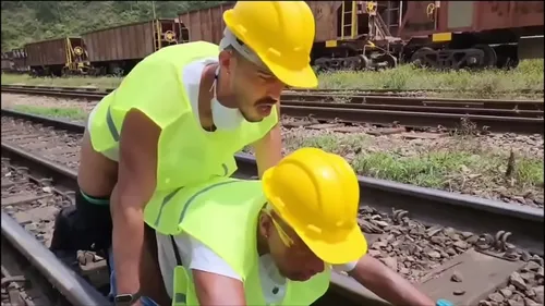 Ouvriers baisent leur collègue en gangbang anal brutal